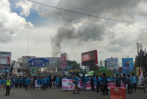Mahasiswa di Cirebon Demo Tolak Presiden 3 Periode 
