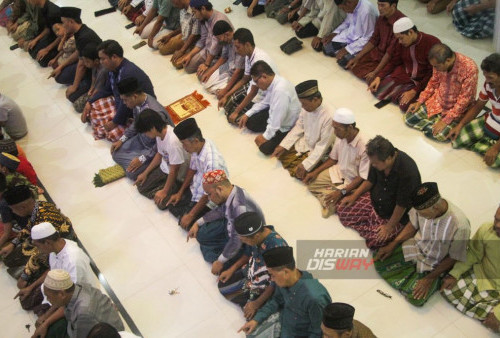 Kehadiran yang memenuhi masjid mencerminkan antusiasme dan semangat yang luar biasa untuk memulai ibadah Tarawih, sebuah tradisi yang menjadi bagian penting dari ibadah Ramadan bagi umat Islam Muhammadiyah. Sebagai persiapan menyambut awal Ramadan 1445 Hijriah yang telah ditetapkan oleh Pengurus Pusat (PP) Muhammadiyah pada tanggal 11 Maret 2024, umat Islam bersiap-siap dengan penuh kegembiraan dan kebersamaan.