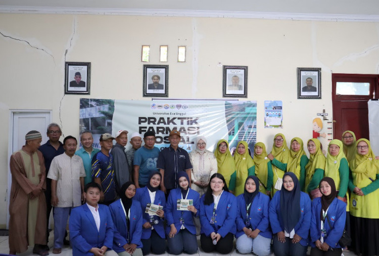 Mahasiswa Farmasi Universitas Esa Unggul Ajak Warga Kaliabang Tengah Hidup Sehat dan Peduli Lingkungan