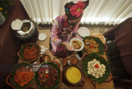 Dalam lontong Cap Go Meh Waroeng Pati tersebut ada beberapa menu antara lain, sayur rebung, lontong, ayam kare, sambel goreng  rempelo ati dan telur petis serta kondiment yaitu, Docang (irisan kacang panjang dan parutan kelapa), koya kelapa, sambel goreng ebi dan bawang goreng. Menu baru Lontong Cap Go Meh Hadir di Waroeng Pati, Deka Hotel Surabaya pada bulan Januari. Kehadiran menu baru Lontong Cap Go Meh tersebut sebagai rangkaian penutup ritual perayaan Tahun Baru Imlek. Lontong Cap Go Meh tersebut di jual dengan harga 65.000/pax.