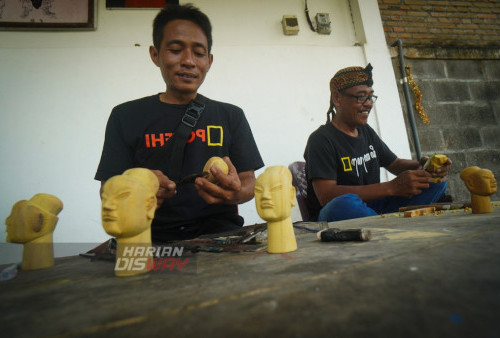 Sejumlah pengrajin melakukan proses pembuatan Wayang Potehi di klenteng Hong San Kiong di Gudo, Jombang, Jawa Timur, Sabtu 6 Agustus 2022. Kesenian khas Tiongkok tersebut masih tetap digelar di berbagai kesempatan khususnya menjelang perayaan Tahun Baru Imlek. 
