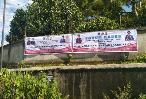 Forum Kades Kecamatan Tanjung Sakti Pumi Pasang Spanduk HUT Bhayangkara
