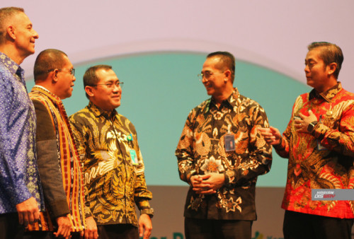 (Ki-Ka) George Stylianou, Managing Director MSD Indonesia, Emanuel Melkiades Laka Lena, Wakil Ketua Komisi IX DPR RI, dr. Yudhi Pramono, MARS, Plt. Direktur Jenderal Pencegahan dan Pengendalian Penyakit (P2P) Kementerian Kesehatan, Shadiq Akasya dan Direktur Utama Bio Farma Dr. TB. Chaerul Dwi Sapta. SH., M.AP, Direktur Sinkronisasi Urusan Pemerintahan daerah III, pada Ditjen Bina Pembangunan Kemendagri.--Raka Denny/ Harian Disway