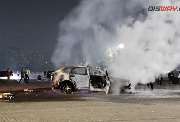 Sebuah Mobil SUV Hangus Terbakar di ICE BSD, Bikin Panik Pengunjung IMOS 2024