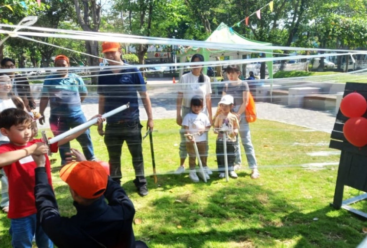 Perkuat Bonding Orang Tua dan Anak dalam Sugialam Urban Survival Camp: Plastic Wrap Bisa Bantu Atasi Luka