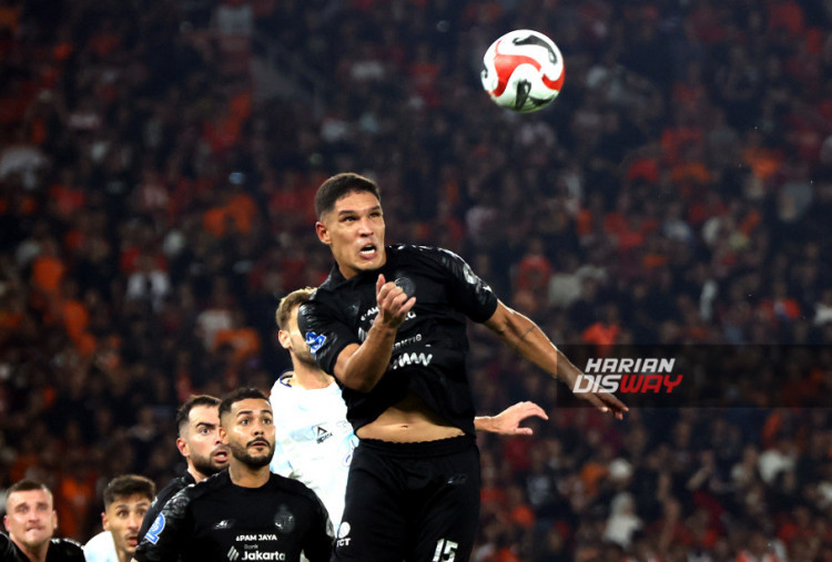 Persija Jakarta mengamankan tiga poin di GBK setelah menaklukkan PSIM Jogja dengan skor 2-0 pada pekan ke-14 Super League 2025/2026. Maxwell memecah kebuntuan di menit ke-76, sebelum Allano memastikan kemenangan lewat gol pada masa injury time.HARITSAH ALMUDATSIR/HARIAN DISWAY