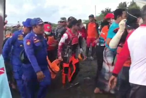 Histeris Saat Melihat Jenazah Shahrul Hidayah Dievakuasi Tim SAR Gabungan dari Laut Legok Jawa, Pangandaran