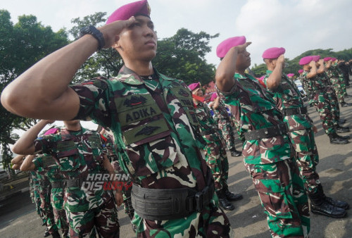 Personel TNI dan Polri mengikuti Apel Gelar Pasukan Operasi Ketupat Semeru 2023 di Kodam V/Brawijaya, Surabaya, Jawa Timur, Senin (17/4/2023). Operasi Ketupat Semeru dengan mengerahkan sebanyak 19.593 personel gabungan TNI, Polri, Dishub, Satpol-PP serta jajaran tersebut untuk pengamanan Idul Fitri 1444 H di Jawa Timur. (foto: Julian Romadhon)