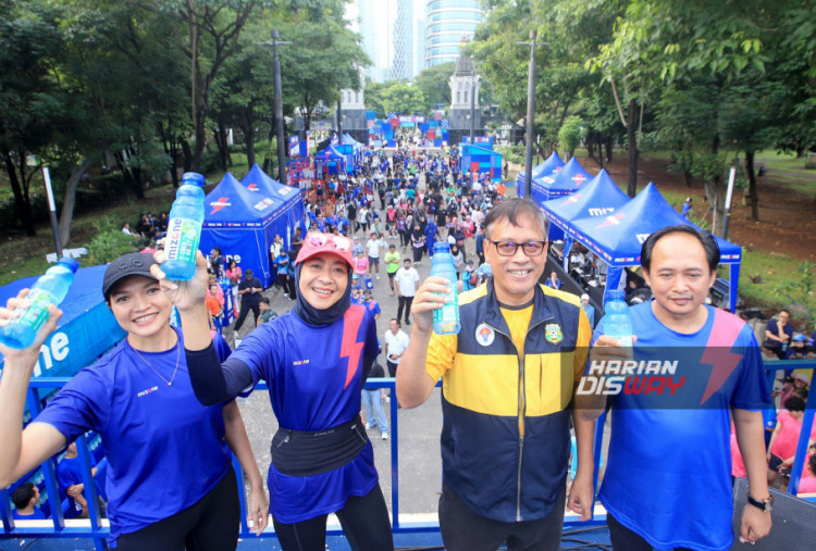 (dari kiri ke kanan) Belinda Gunadi, Mizone
Marketing Manager; Vera Galuh Sugijanto,
VP General Secretary Danone Indonesia; Dr.
Raden Isnanta, M.Pd, Deputi Bidang
Pengembangan Industri Olahraga,
Kemenpora RI; Dr. Didik Joko Pursito, S.Pt,
M.Si, Plt. Direktur Pengawasan Peredaran
Pangan Olahan, Badan Pengawas Obat dan
Makanan (BPOM)