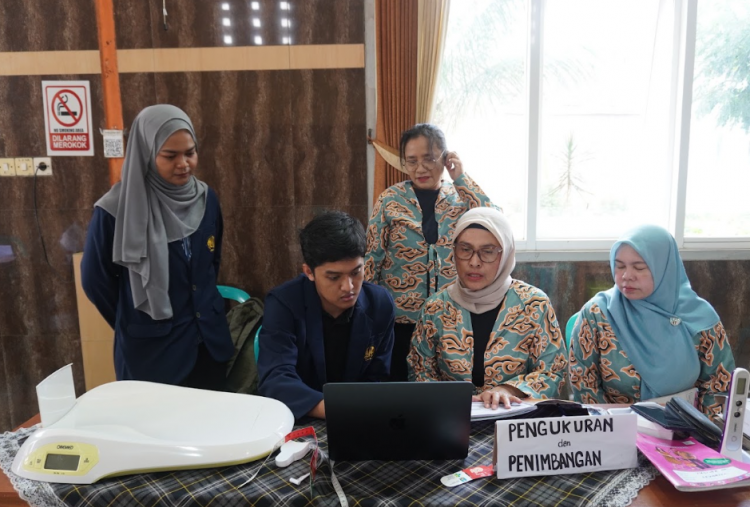 Tim Dosen Unesa Dampingi Digitalisasi Posyandu di Malang untuk Mudahkan Manajemen Data Kesehatan Warga