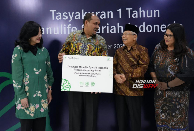 (Kiri-Kanan) Lauren Sulistiawati, Presiden Direktur Manulife Indonesia, Fauzi Arfan, Presiden Direktur Manulife Syariah 
Indonesia, K.H Ma’ruf Amin, Ketua Dewan Pengawas Syariah Manulife Syariah Indonesia, Novita Rumngangun, Wakil 
Direktur Manulife Indonesia dan Dewan Komisaris Manulife Syariah Indonesia.