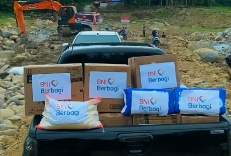 BNI Bersihkan Masjid Darul Aman Pascabanjir di Agam