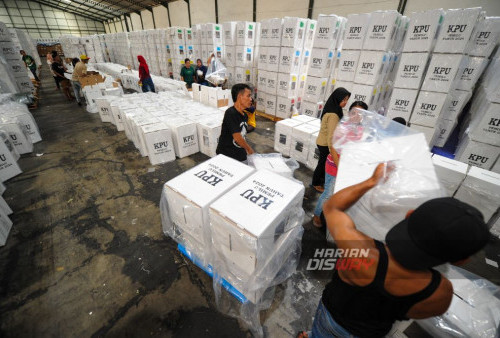 Pekerja menata kotak suara pemilu di gudang logistik Pemilu 2024 Kota Surabaya, Jawa Timur, Jumat, 2 Februari 2024. KPU Kota Surabaya mulai mendistribusikan logistik pemilu ke Panitia Pemilihan Kecamatan (PPK) yang disebar ke 8.167 tempat pemungutan suara (TPS) se-Kota Surabaya untuk pelaksanaan Pemilu 14 Februari 2024 mendatang. (Julian Romadhon/Harian Disway)