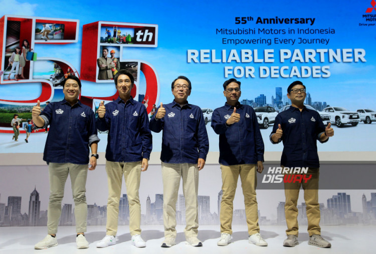 (Ki-ka) Kazuto Azuma - Director of Product Service & Branding Strategy Division PT MMKSI, Masaaki Fujiwara - Director of Product Strategy Division PT MMKSI, Atsushi Kurita - President Director of PT MMKSI, Irwan Kuncoro - Director of Sales & Marketing Division PT MMKSI, dan Yoshio Igarashi - Director of Sales & Marketing Division PT MMKSI pada acara konferensi pers MMKSI di ajang GJAW 2025.