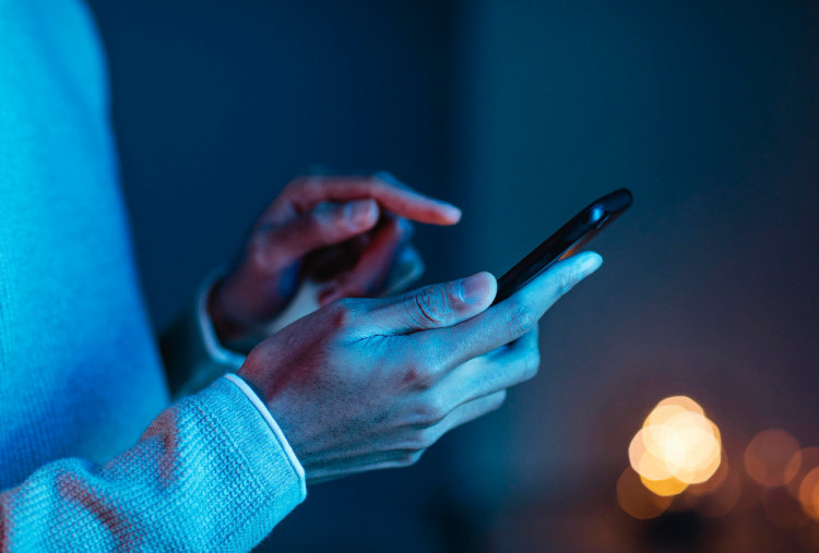 6 Dampak Buruk Blue Light pada Kulit, Waspadai Risiko Penggunaan Gadget Berlebihan
