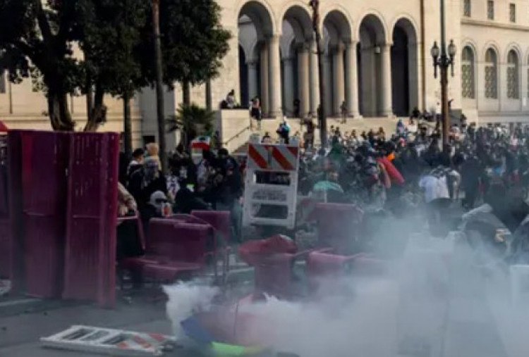 Ricuh Demo Kebijakan Imigrasi Trump Meluas ke 8 Kota, 212 Orang Ditangkap, Polisi Terluka