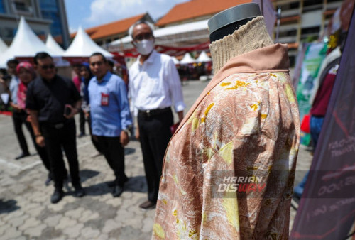 Baju batik salah satu produk peserta yang mengikuti Program Wirausaha Merdeka (WMK) saat meninjau stand Demo Day WMK di Untag Surabaya, Jawa Timur, Rabu, 29 November 2023. Program Wirausaha Merdeka (WMK) tahun 2023 ini mengusung tema Green Innovators: Empowering Ecopreneurs For A Sustainable Future yang digelar pada 29 hingga 30 November 2023 tersebut menunjukan karya produk dari 241 Mahasiswa dari 26 Perguruan Tinggi yang tersebar di 16 Provinsi sebagai peserta program wirausaha Merdeka. Selain itu, kegiatan tersebut juga menetapkan 22 Dosen Pendamping Lapangan baik dari internal Untag Surabaya maupun perguruan tinggi mitra. (Julian Romadhon/Harian Disway)

