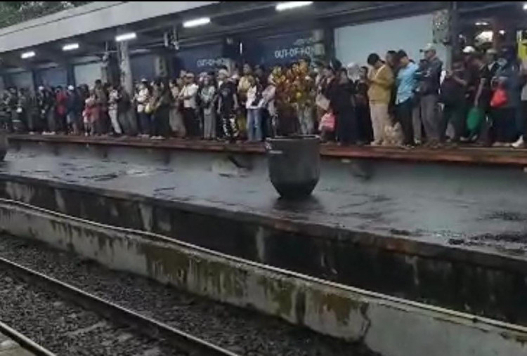 KRL Gangguan di Stasiun Bojonggede-Citayam, Penumpang Arah Bogor Menumpuk di Tiap-Tiap Stasiun