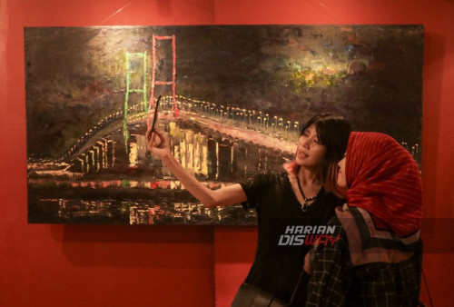 Pengunjung mengabadikan momennya dengan lukisan Suramadu yang dipajang di Galeri Merah Putih, Balai Pemuda, Surabaya, Jawa Timur, Jumat, 25 Agustus 2023. Pameran Solo Painting Exhibition yang mengusung tema Dua Sisi itu memajang sebanyak 11 karya lukis karya Hance Virgorina Seniman asal Surabaya yang berlangsung hingga 3 September 2023. (Moch Sahirol/Harian Disway)

