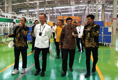 Agus Gumiwang Kunjungi Pabrik AC Sharp Indonesia di Karawang