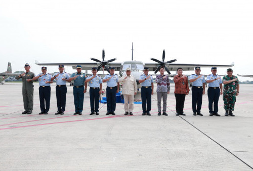 Prabowo Serahkan 5 Pesawat NC-212i Buatan Anak Bangsa ke TNI AU, Begini Kecanggihannya