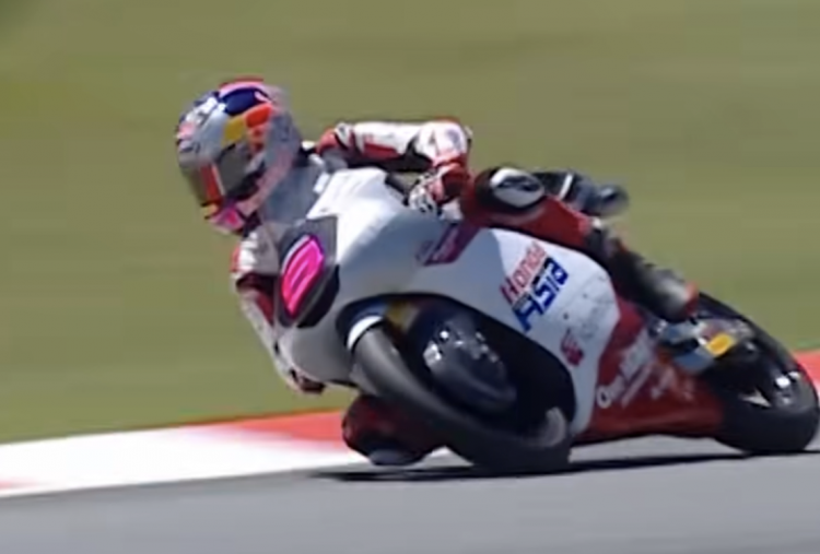 Senyum Veda Ega Pratama Finish P8 di Moto3 Catalunya 2026, Mantan Trio Red Bull MotoGP Rookies Dulang Poin