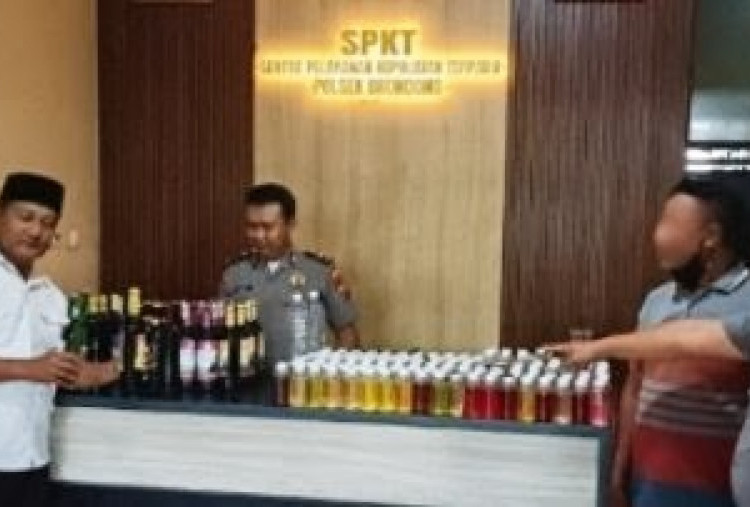 Polisi Lamongan Amankan Ratusan Botol Miras Ilegal