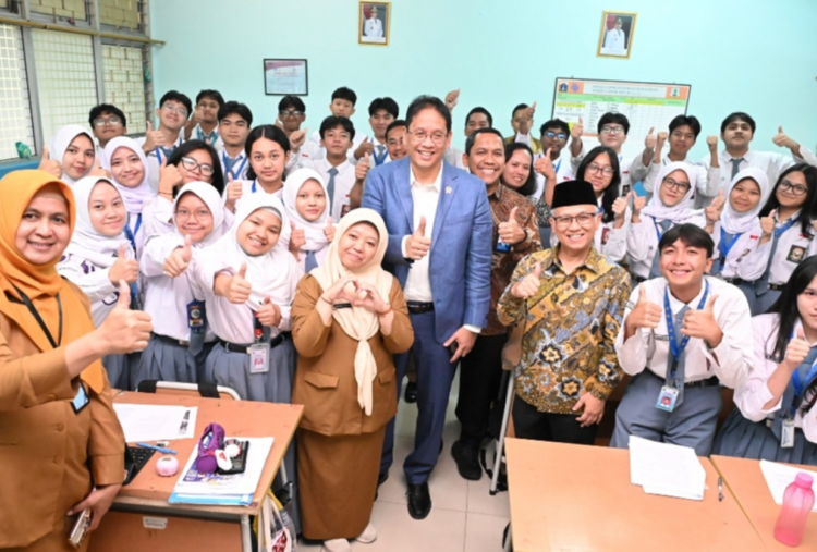 Momen Purbaya Duduk 30 Menit di Kelas, Lihat Langsung Penggunaan Papan Digital IFP