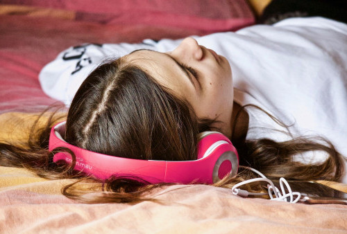 Awas! Ini 5 Bahaya Tidur Menggunakan Headphone