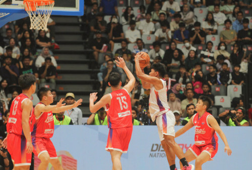 Tim basket putra SMA Jubilee Jakarta sukses membawa trophy kemenangan Final Honda DBL with Kopi Good Day 2023 DKI Jakarta Series.

SMA Jubilee Jakarta berhasil mempertahankan gelar juara setelah memenangkan pertarungan dramatis dengan skor tipis 53-52 dari SMA Bukit Sion (Buksi), Jakarta.  (Raka Denny/Harian Disway)