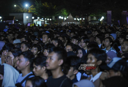 Pengunjung menyaksikan secara langsung penjurian Grand Final AXISELEB 2023 di Parkir Timur, Plaza Surabaya, Jawa Timur, Sabtu, 16 Desember 2023 malam. Dalam ajang AXISELEB 2023 yang diikuti peserta dari provinsi Jawa Timur, Bali, dan Nusa Tenggara tersebut bentuk komitmen Axix untuk mendukung bakat dan kreatifitas masyarakat. AXISELEB 2023 itu telah menyaring sebanyak 12 finalis dari 4.200 peserta yang dihadirkan unjuk bakat secara langsung di depan juri untuk memperebutkan hadiah uang tunai senilai Rp25 juta untuk juara pertama, Rp20 juta untuk juara kedua dan Rp15 juta untuk juara ketiga. (Julian Romadhon/Harian Disway)