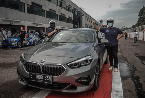 Konsumen yang merasakan sensasi berkendara di sirkuit lewat acara Joyfest BMW Astra Driving Experience 2022.
