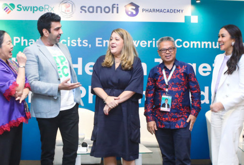 (ki-ka) Pharmacy expertise, apt. Lusy Noviani, MM; CEO SwipeRx, Farouk Meralli; Head of Sanofi CHC ASEA, Maria Valentina Sposito; Ketua PD IAI DKI Jakarta, apt. Drs. Muhamad Yamin, M.Farm; figur publik, Melanie Putria dalam konferensi pers Sanofi PharmAcademy 2.0, Jakarta (25/5).  