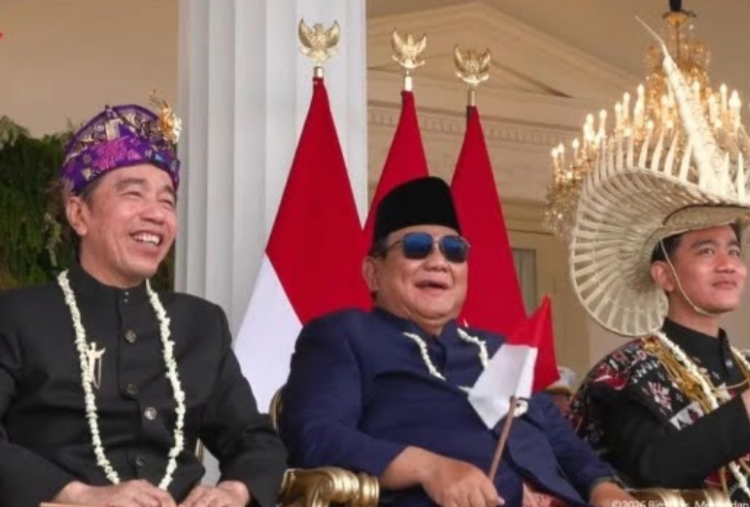Potret Mesra Prabowo Diapit Jokowi dan Gibran, Tertawa Lepas Saksikan Atraksi Udara HUT ke-81 RI