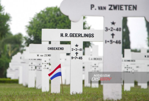 Suasana Evereld Makam Belanda Kembang Kuning Surabaya Jawa Timur, Selasa 27 Februari 2024.

Acara ini dibuka dengan rangkaian upacara bertujuan untuk menyadari bahwa perang bukanlah solusi. Para tamu undangan kembali diingatkan dengan perang dunia ke-II di Laut Jawa, sebanyak 915 tentara AL Belanda gugur dalam pasukan yang dipimpin oleh Laksamana Muda Karel Doorman. (Moch Sahirol/Harian Disway)
