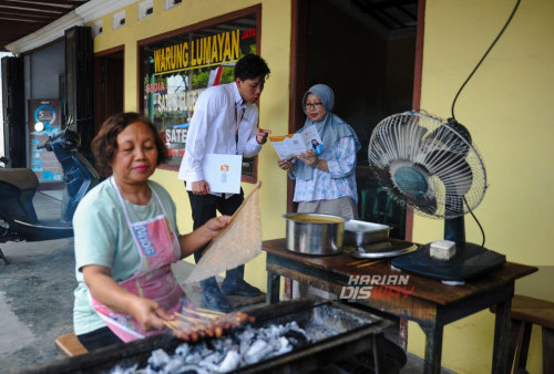 Leonardo Chandra, Staf Litigasi Lembaga Penjamin Simpanan (LPS) (tengah) menjelaskan apa itu LPS kepana siswa-siswi SMK Zainul Hasan Balung, Jember, Jawa Timur, Jumat, 18 Agustus 2023.
Leonardo Chandra, Staf Litigasi Lembaga Penjamin Simpanan (LPS) (tengah) menjelaskan kepada nasabah  LPS, Siti Nuryatimah di Bayuwangi, Lembaga Penjamin Simpanan (LPS) terus melakukan Sosialisasi sebagai upaya meningkatkan kepercayaan terhadap perbankan kepada masyarakat terkait izin usaha yang dicabut oleh Otoritas Jasa Keuangan (OJK). (Julian Romadhon/Harian Disway)Jawa Timur, Sabtu, 19 Agustus 2023.
