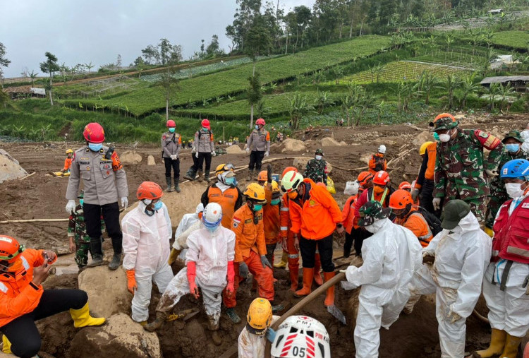 6 Korban Belum Ditemukan, Tim SAR Gabungan Evakuasi 74 Kantong Jenazah di Lokasi Longsor Pasirlangu