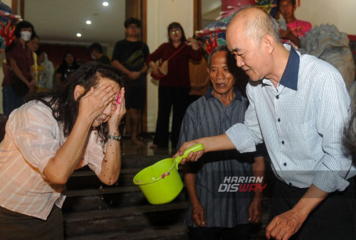 Umat Tionghoa mengikuti ritual Jie Shi Siang An di Kelenteng Ba De Miao (Delapan Kebajikan) Surabaya, Jawa Timur, Sabtu, 3 Februari 2024. Jie Shi Siang An atau Sembayang menghantar para suci naik ini digelar sepekan menjelang imlek tersebut sebagai penghormatan kepada para suci. (Julian Romadhon/Harian Disway)
