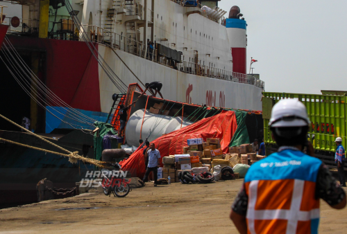 Pekerja melakukan proses evakuasi truk yang terguling saat memasuki Kapal Motor (KM) Mila Utama di Dermaga Jambrut Utara, Pelabuhan Tanjung Perak, Surabaya, Jawa Timur, Jumat (14/4/2023). Truk dengan Nomer Polisi (Nopol) EB 8290 HD, bermuatan campuran dan beton cor besar tersebut diketahui tujuan Surabaya-Ende tiba-tiba terguling ke kiri saat memasuki kapal. Dalam insiden tersebut tidak terdapat korban jiwa dan tidak ada fasilitas pelabuhan yang rusak. (foto: Julian Romadhon)