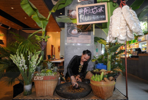 Dinda karyawan Warung Pati melakukan proses perbaikan rujak cingur di warung Pati, Surabaya, Jawa Timur, Rabu (28/6/2023). Rujak Cingur yang dijual dengan harga Rp 55 ribu harga umum dan Rp 15 ribu saat promo ini banyak diminati lantaran rasa Legit pada petis yang dominan dan melekat pada lidah para pecntanya.
