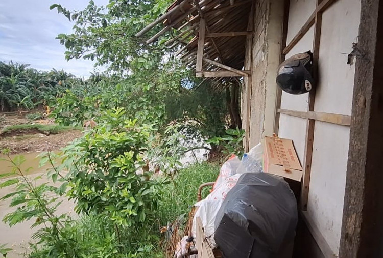 Warga Kampung Warung Pojok Berharap Bantuan Pemkab Bekasi: Rumah Saya Takut Roboh