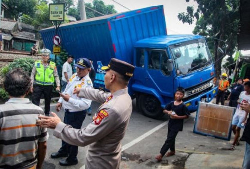 7 Perjalanan KRL Terganggu Imbas Truk Tabrak Tiang Listrik Depan SMAN 86 Jakarta