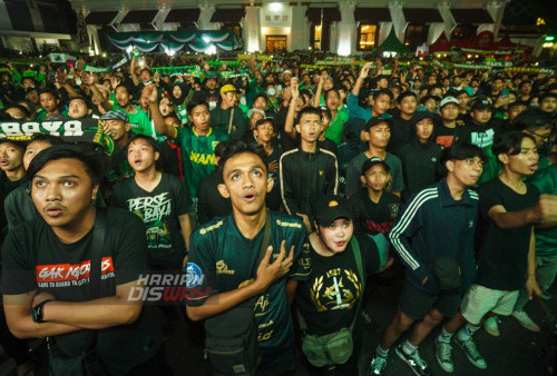 Ribuan Suporter Persebaya (Bonek dan Bonita) memadati lapangan urama Polrestabes Surabaya, serta jalan Jembatan Merah, Surabaya, Jawa Timur, Jumat 17 Juni 2022 malam. Ribuan Bonek dan Bonita tersebut menyuarakan dukungannya untuk Persebaya yang sedang berlaga melawan Persib Bandung di Piala Presiden 2022.
