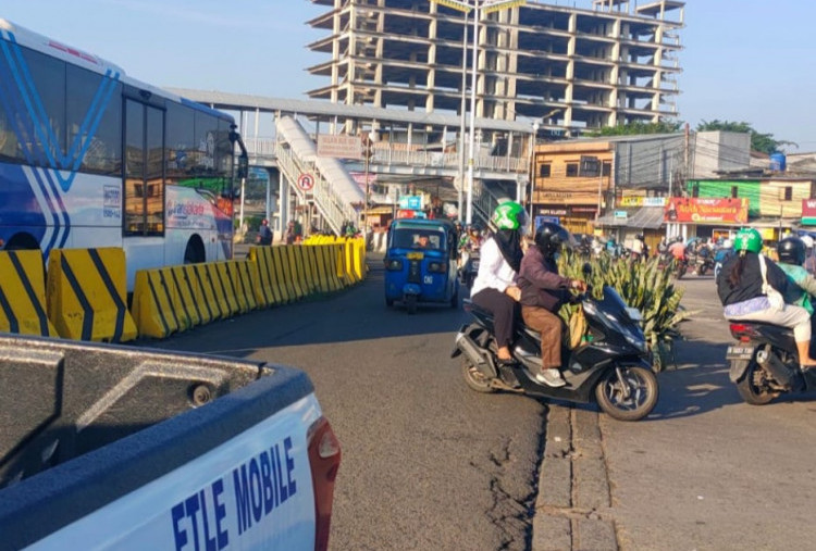 Puluhan Motor Ngibrit Kena Tilang ETLE, Lawan Arah di Kampung Melayu Jaktim