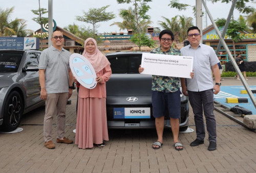 Benar-Benar Roda Keberuntungan! Dua Pelanggan Ini Beli Mobil Hyundai 300 Jutaan Dapat Hyundai Ioniq 6 Gratis!