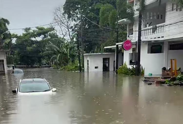 Banjir Parah Melanda Denpasar, Jalan Lumpuh hingga Bangunan Ambruk