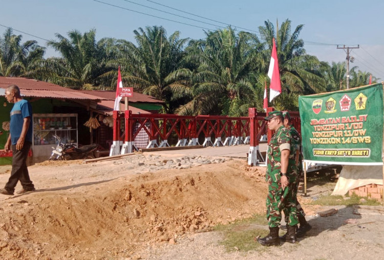 Akhiri Keterisolasian Warga Langkat, TNI dan PTPN IV PalmCo Bangun Jembatan Darurat