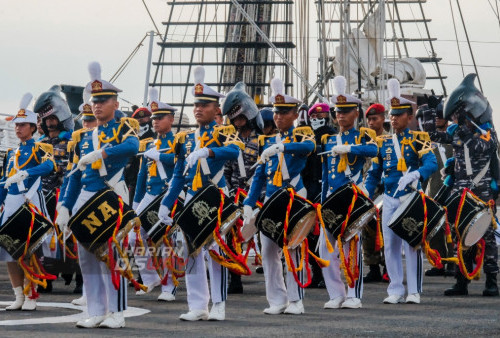 Pertunjukan marching band dari Koarmada II saat berlangsung acara Muhibah Budaya Jalur Rempah 2022 di Dermaga Koarmada II Surabaya, Jawa Timur, Rabu, 1 Juni 2022. Muhibah Budaya merupakan suatu kegiatan bagian dari Program Jalur Rempah di tempat pertemuan pelaku budaya lintas daerah sebagai wahana diplomasi dan roadshow Jalur Rempah yang bekerja sama dengan TNI Angkatan Laut melalui pelayaran selama 32 hari dengan menggunakan KRI Dewaruci unsur Satban Koarmada II. Foto: Faizal Pamingkas
