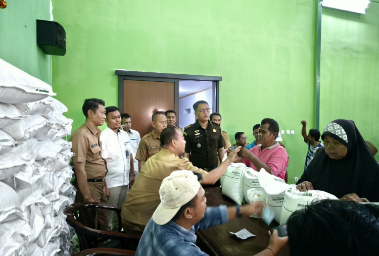 BULOG Cirebon Kawal Bantuan Pangan, 198 Karung Beras Diduga Disalahgunakan Oknum Desa
