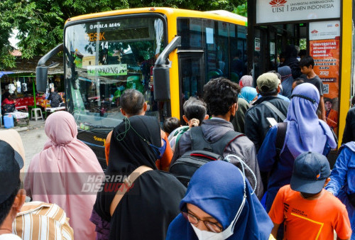 Setiap harinya, Bus Trans Jatim mulai broperasi pukul 05.00 WIB sampai dengan pukul 21.00 WIB dengan tarif penumpang umum Rp 5.000 sekali jalan, sementara penumpang pelajar serta santri Rp 2.500 sekali jalan. (foto: Rozak Yahya)
